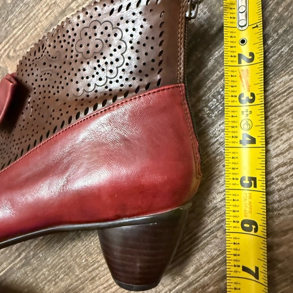 Community size 38 (7.5) NWOT Red and Brown bow mini heel leather boots - Picture 5 of 16